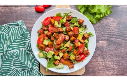 Sałatka z tofu i warzywami